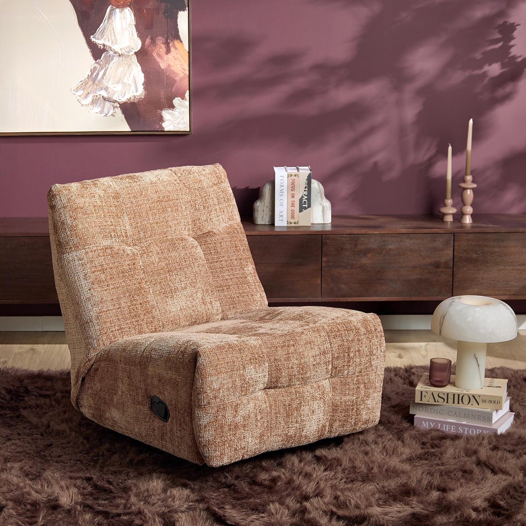 kaneelkleurige relaxfauteuil met hoge rug en ronde armleuningen