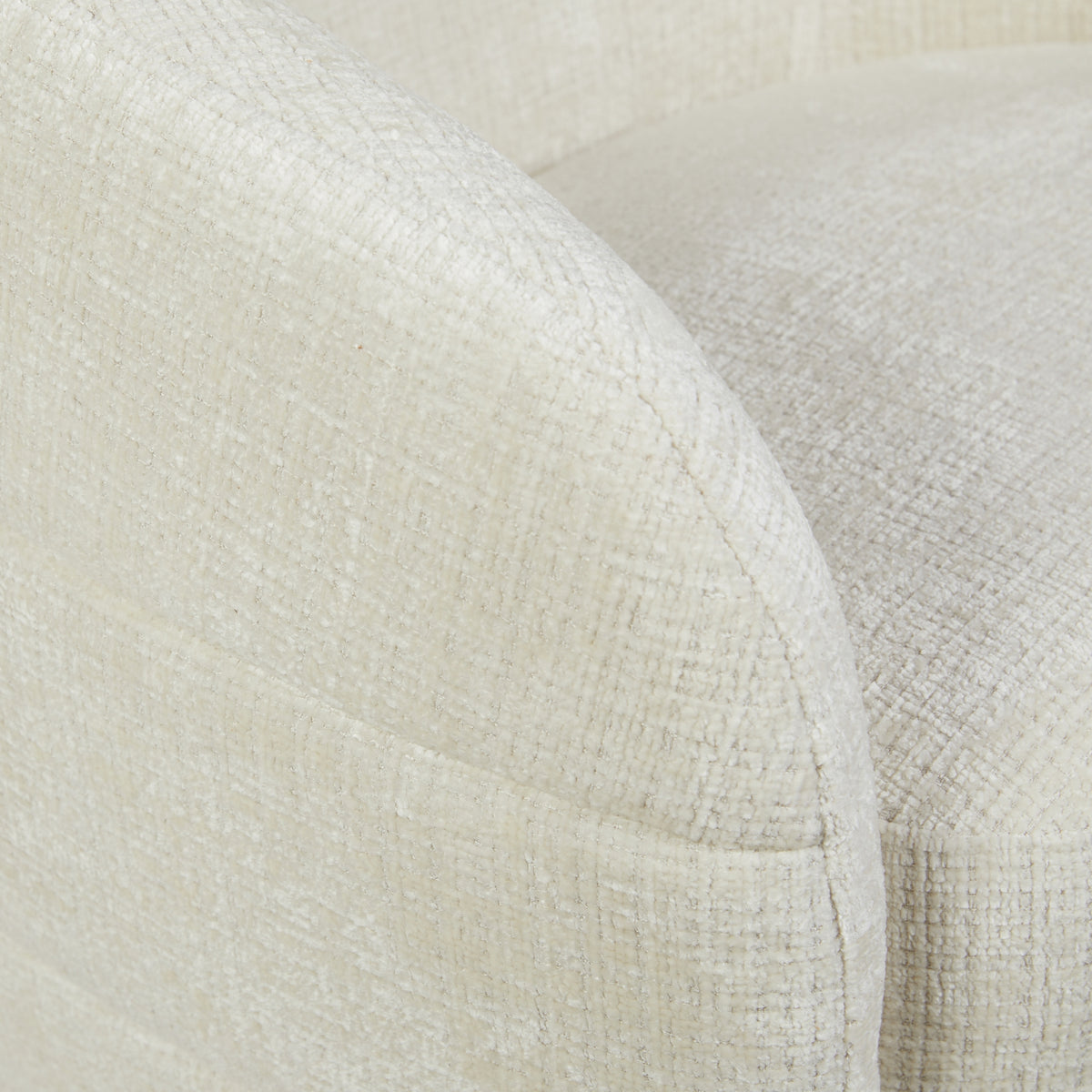 Fauteuil Yara gebroken wit, close-up van gestructureerde stof en afgeronde rand