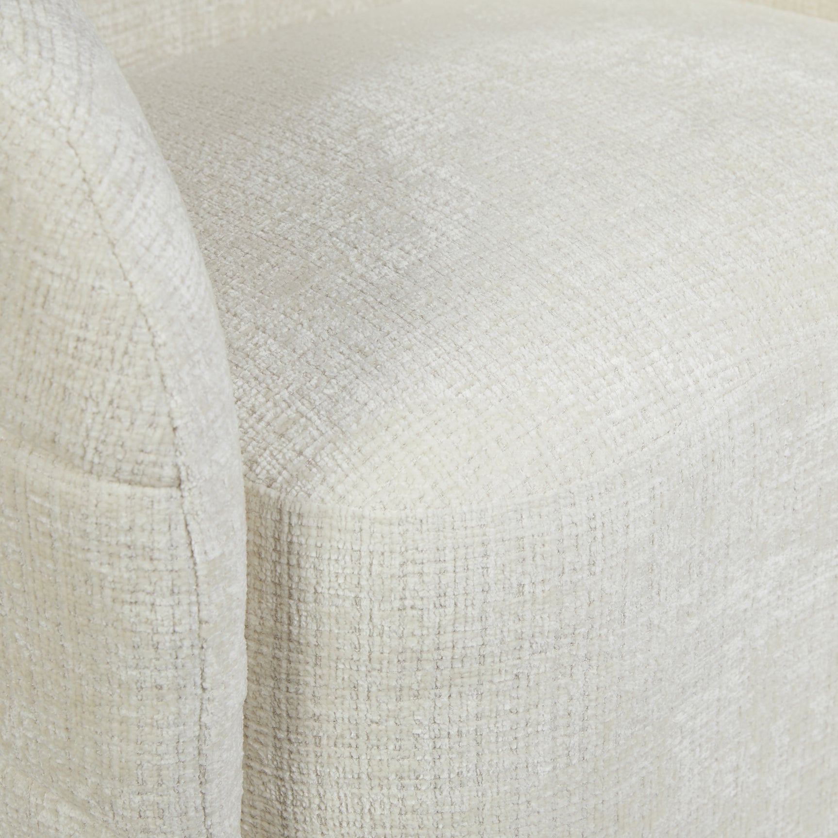 Fauteuil Yara in gebroken wit: close-up van zit en afgeronde zijkant