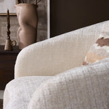 Fauteuil Yara in gebroken wit met armleuning; decoratief kussen op de zitting