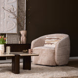 Beige fauteuil met ronde rug, brede armleuningen en comfortabele zitting, getextileerde stof.