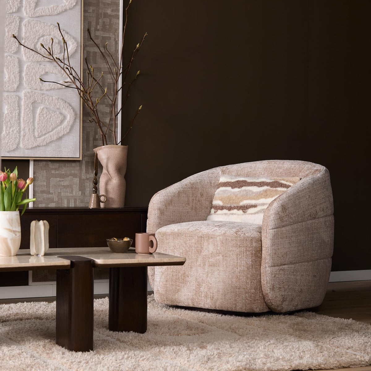Beige fauteuil met ronde rug, brede armleuningen en comfortabele zitting, getextileerde stof.