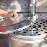 Zinken regenton met ronde opening en metalen zeefplaat met gaten