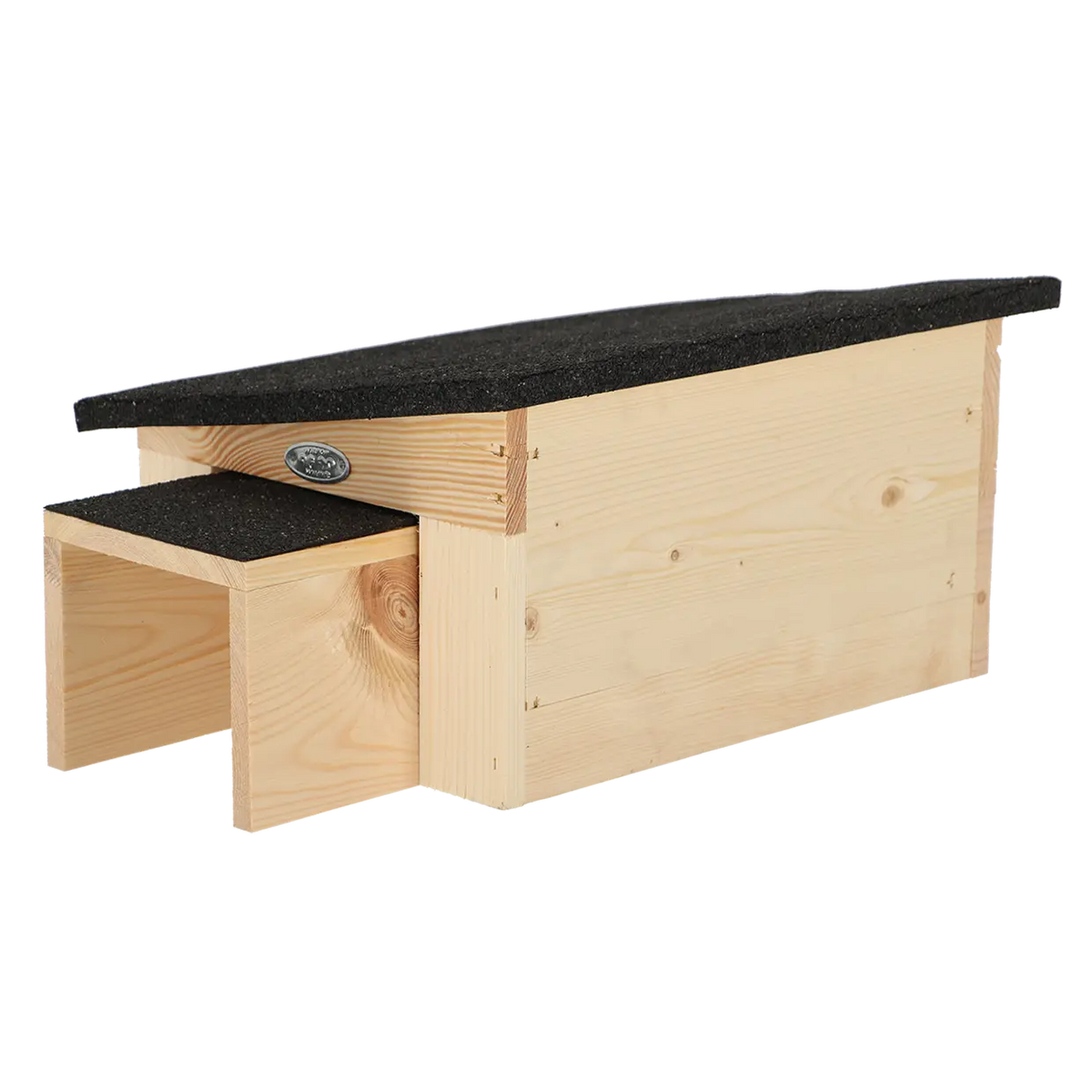 Houten egelenhuis met zwart dak en open ingang