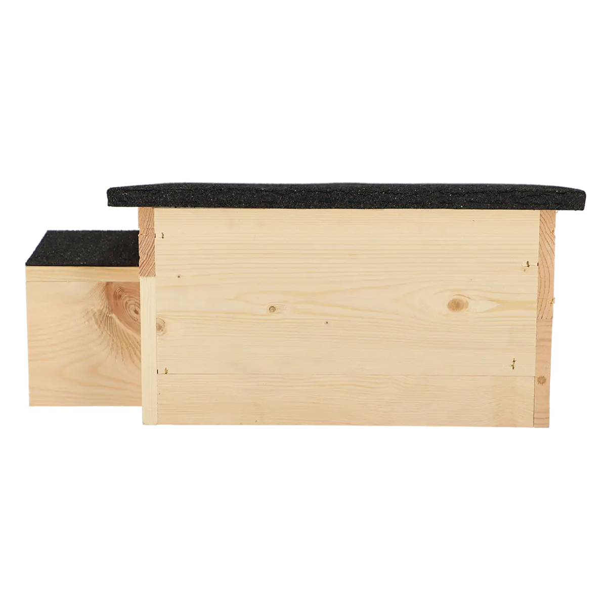 Houten egelenhuis met zwart dak en open zij-ingang