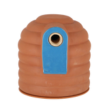 Terracotta hommelpot met blauwe omlijsting en ronde zwarte opening