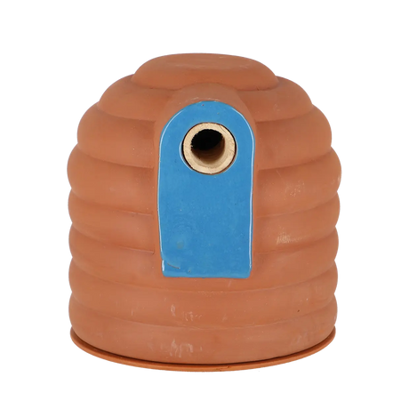 Terracotta hommelpot met blauwe omlijsting en ronde zwarte opening
