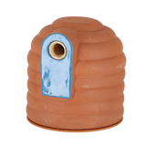 Terracotta hommelpot met blauwe omlijsting en ronde opening aan de zijkant
