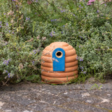 Terracotta hommelpot met blauwe omlijsting en ronde zwarte opening