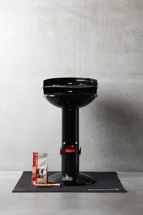 Barbecook vloermat antraciet 95x95 cm onder een barbecuevoet, matvlak zichtbaar