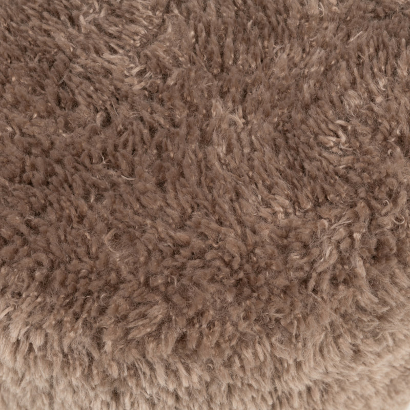 Detail van de lange, zachte taupekleurige vezels van de poodlepoef