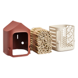 Insectenhotel met rood huisje en losse inzet met houtachtige holletjes; wit onderdeel erbij