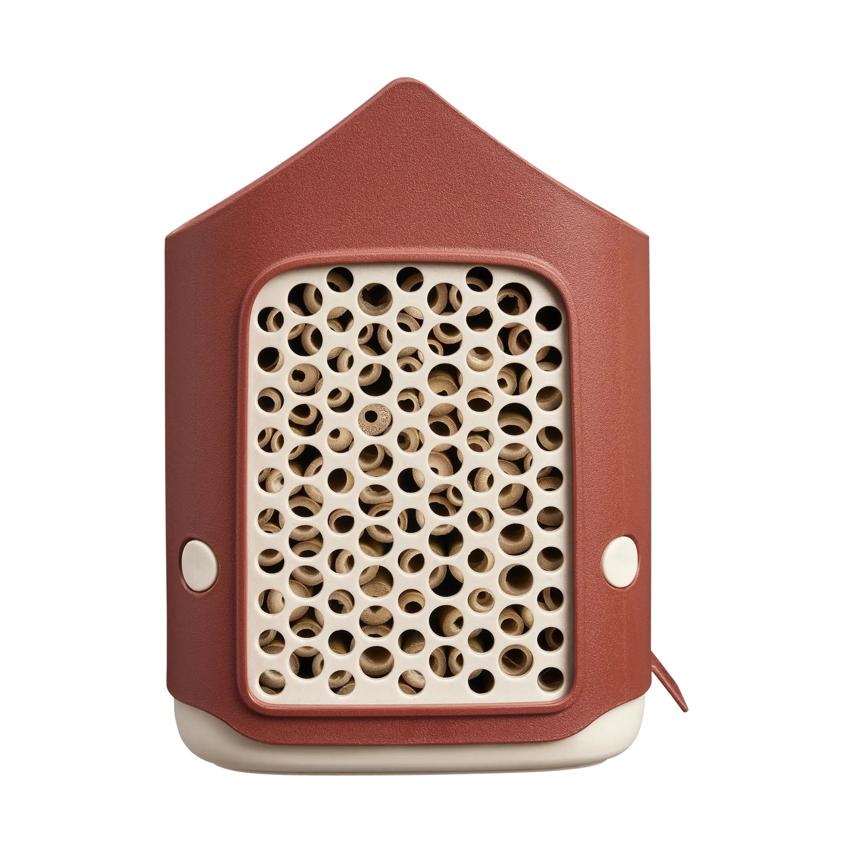 Rood insectenhotel met rechthoekig paneel vol ronde gaatjes voor insecten