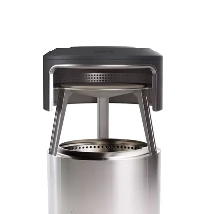 Solo Stove pizzaoven, zwart en RVS, met open bovenkant en geperforeerde plaat