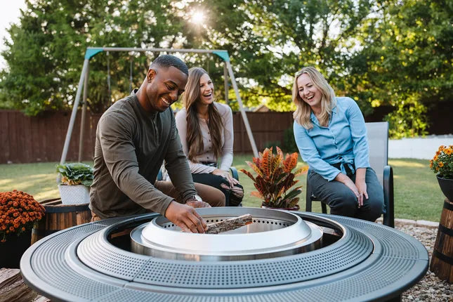 Solo Stove Ranger vuurkorf met open brander, gebruikt tijdens buitenetentje