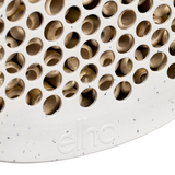 Bijenhotel rand met kleine gaatjes en elho-opschrift