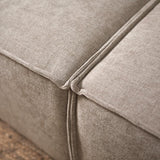 Chaise longue met lichtbeige stoffen zitkussens en afgeronde stiknaad