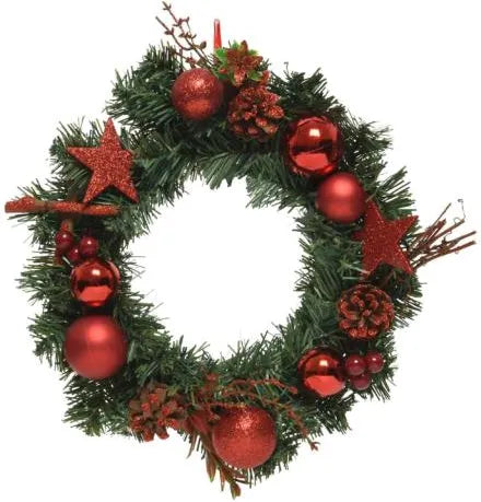 Decoratieve kerstkrans met rode kerstballen, sterren en dennenappels
