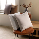 Sierkussen James 45x45 cm tobacco bruin op houten stoel, effen stof