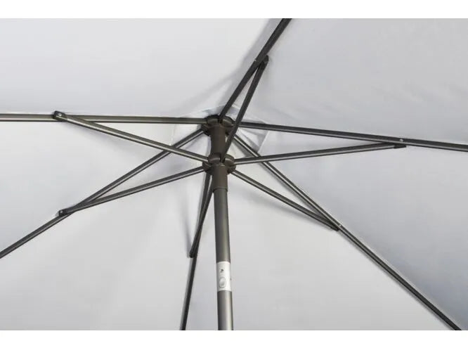 Parasolframe met metalen spaken en centrale mast onder het doek