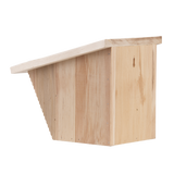 Houten nestkast met verticale planken en schuin dak