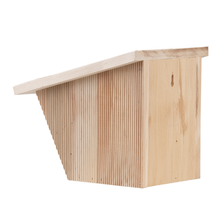 Houten nestkast met verticale planken en schuin dak
