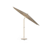 Parasol Riva met taupekleurig doek op houten mast en voetplaat