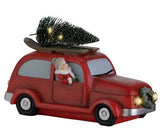 Rode polyresin kerstauto met kerstman voorin, dennenbos bovenop en lichtgevende koplampen