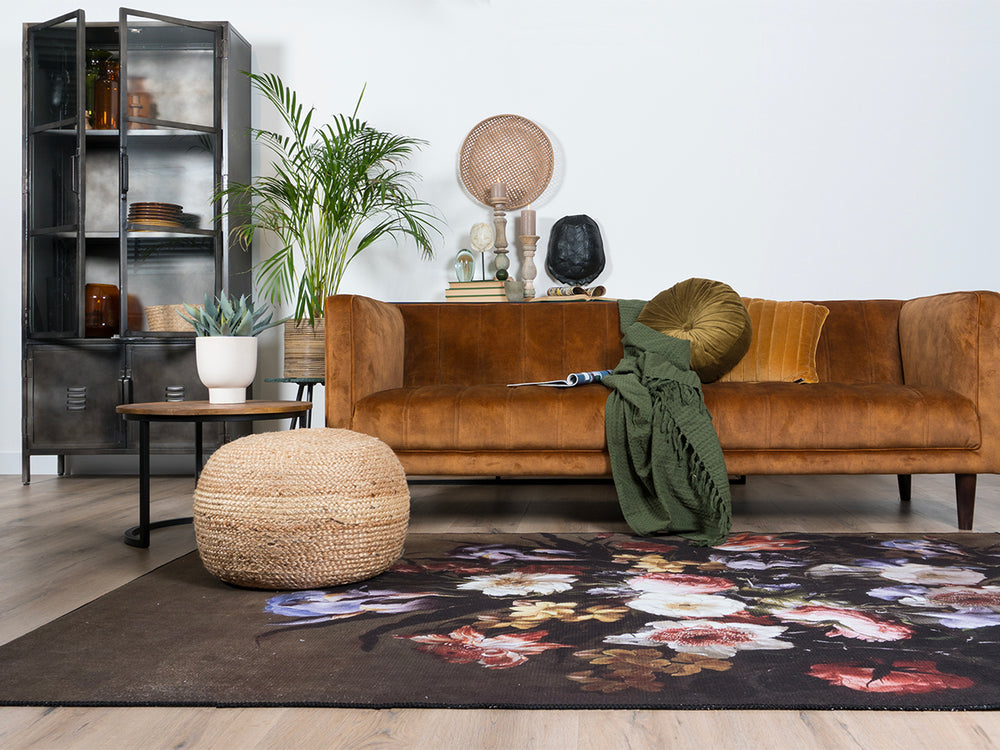 Vloerkleed met donkere basis en grote bloemenprint in rood, blauw en wit, rechthoekig