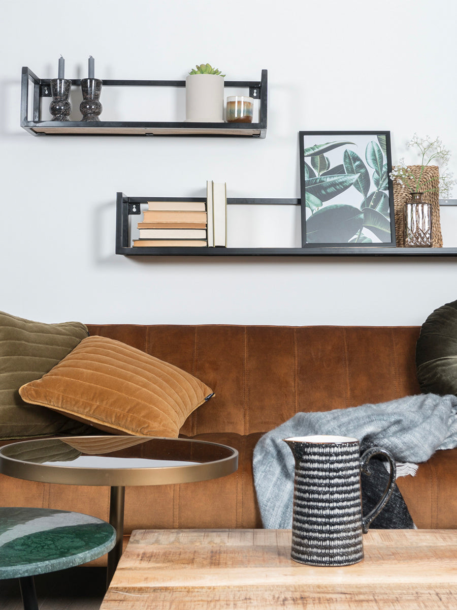 Drie vintage wandplanken in zwart met metalen rek voor decor en boeken