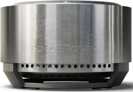 Solo Stove Summit vuurkorf met gegraveerd logo en ventilatiegaatjes onder de rand