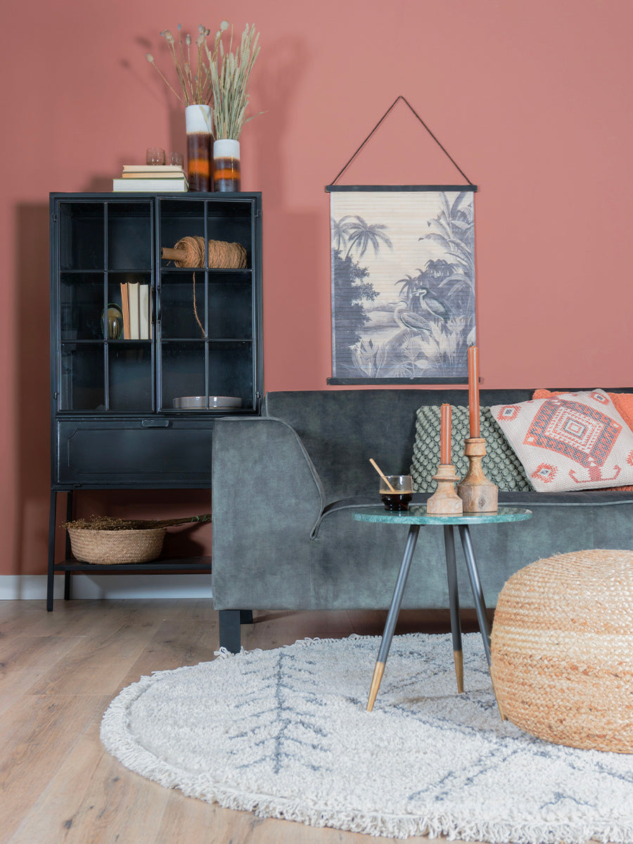 Rond vloerkleed crème met geometrisch patroon en dennenbomen, in woonkamer
