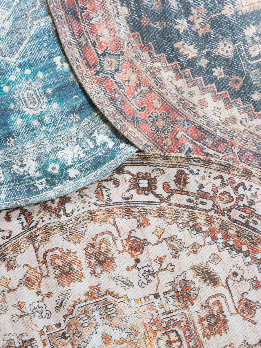 Rond vloerkleed Nora, close-up van pool en franjerand met blauwgroen en wit