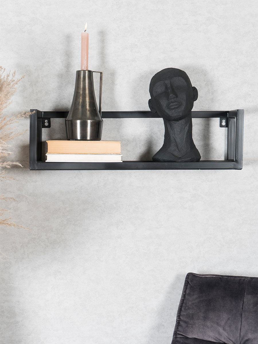 Zwarte wandplank met plank en decor: kandelaar, boek en gezichtsbuste