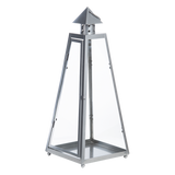 Metalen pyramide-lantaarn met glazen wanden en open bovenzijde, decoratieve opening